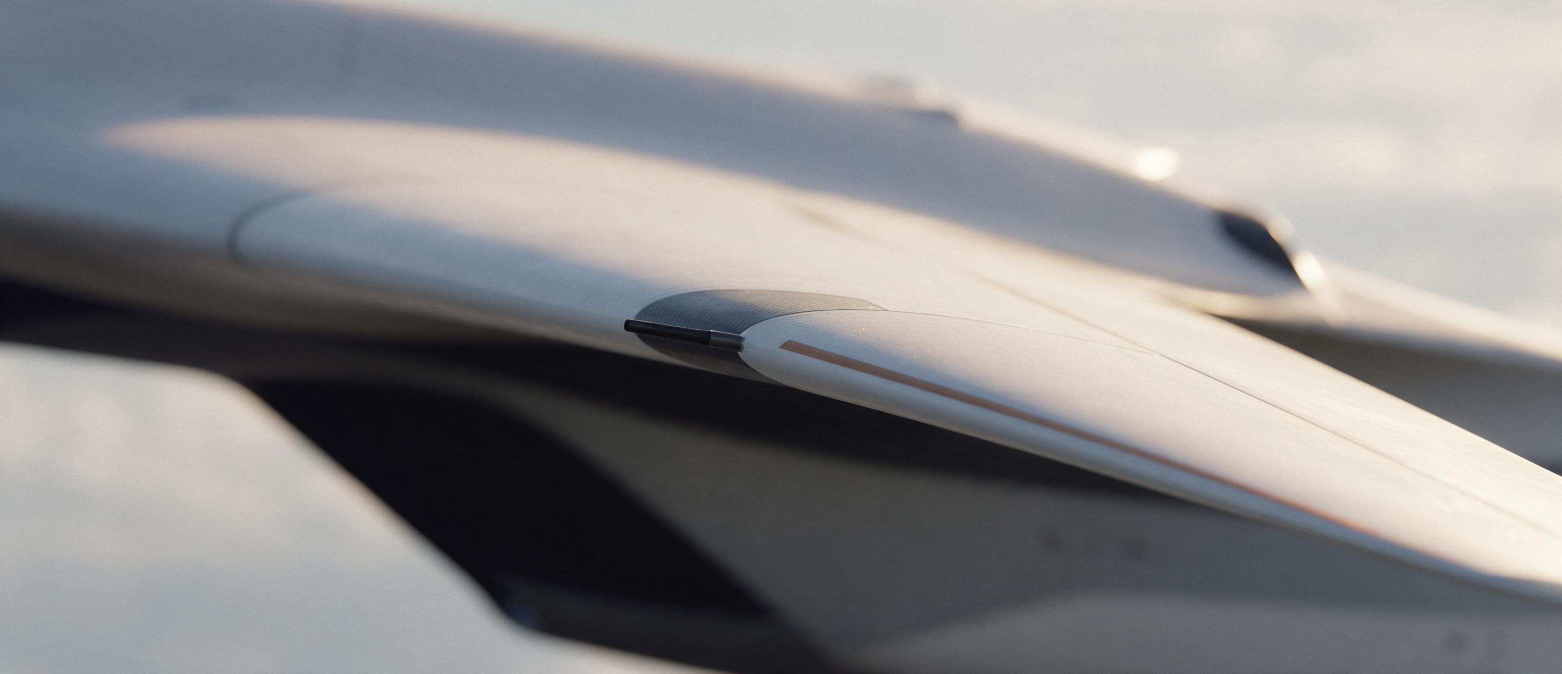 High-aspect-ratio composite wing edge with pitot probe
